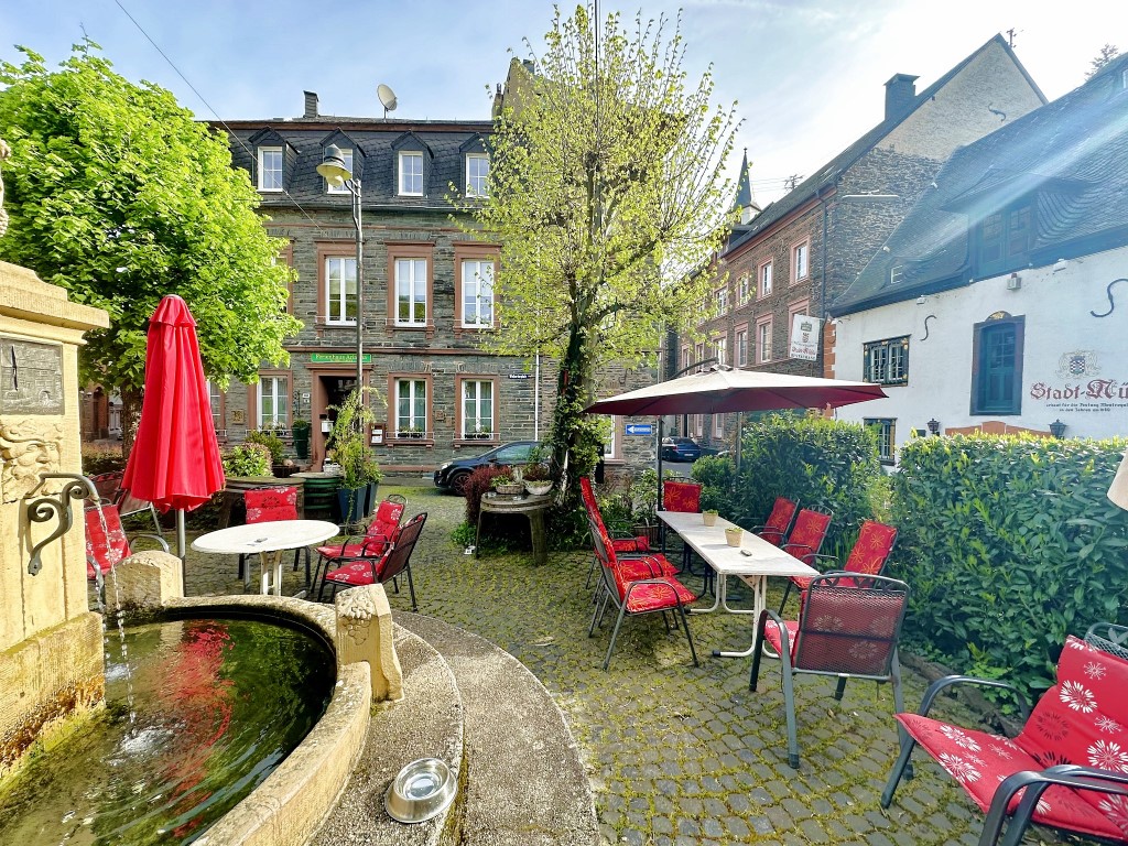 Biergarten an der historischen Alten Stadtmühle und Eingang Ferienhaus Ferienwohnungen Traben-Trarbach - Urlaub der Mosel in Ferienwohnungen Traben-Trarbach, Weihertorplatz 8, 56841 Traben-Trarbach