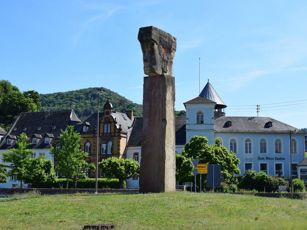 Steinsäule mit zwei Gesichtern - Urlaub der Mosel in Ferienwohnungen Traben-Trarbach, Weihertorplatz 8, 56841 Traben-Trarbach