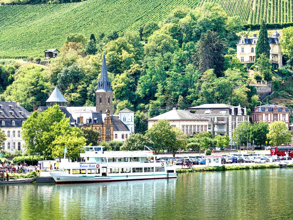 Moselschiff vor Traben-Trarbacj - Urlaub der Mosel in Ferienwohnungen Traben-Trarbach, Weihertorplatz 8, 56841 Traben-Trarbach