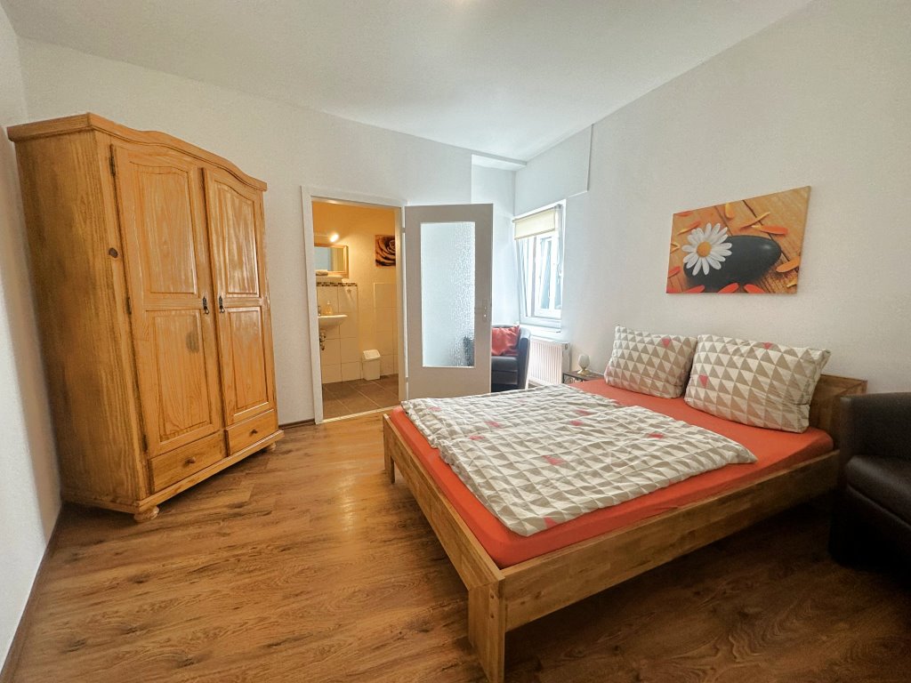 Schlafzimmer mit Doppelbett - Mosel Urlaub in Ferienwohnungen Traben-Trarbach, Weihertorplatz 8, 56841 Traben-Trarbach